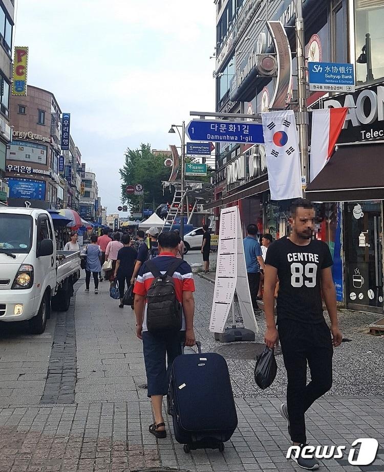 본문 이미지 - 안산시는 제74회 광복절을 맞아 오는 10월말까지 단원구 원곡동 다문화마을특구 내 도로와 거리 곳곳에 태극기 및 만국기를 게양한다.(안산시 제공)ⓒ 뉴스1