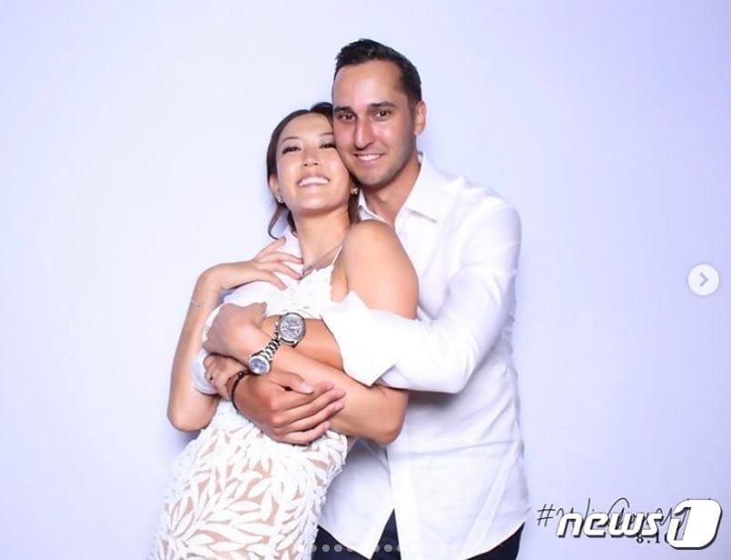 본문 이미지 - 미셸 위가 12일(현지시간) 인스타그램에 올린 사진. 남편 조니 웨스트(오른쪽)가 미쉘 위를 꼭 끌어안고 있다. (미셸 위 인스타그램) ⓒ 뉴스1