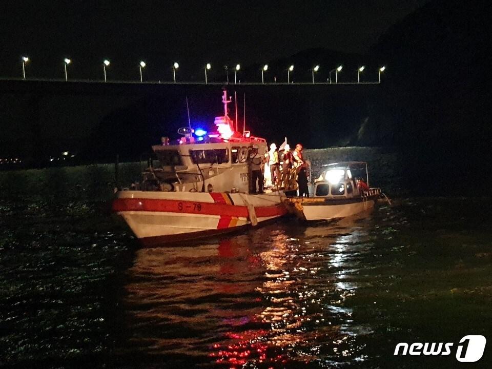 본문 이미지 - 14일 오전 1시28분쯤 경남 거제시 장목면 저도 북서쪽 약 1.8㎞(1해리) 떨어진 바다에서 레저보트 한 척이 침수되다가 창원해양경찰서에 의해 구조되고 있다.(창원해경 제공)2019.8.14.ⓒ 뉴스1