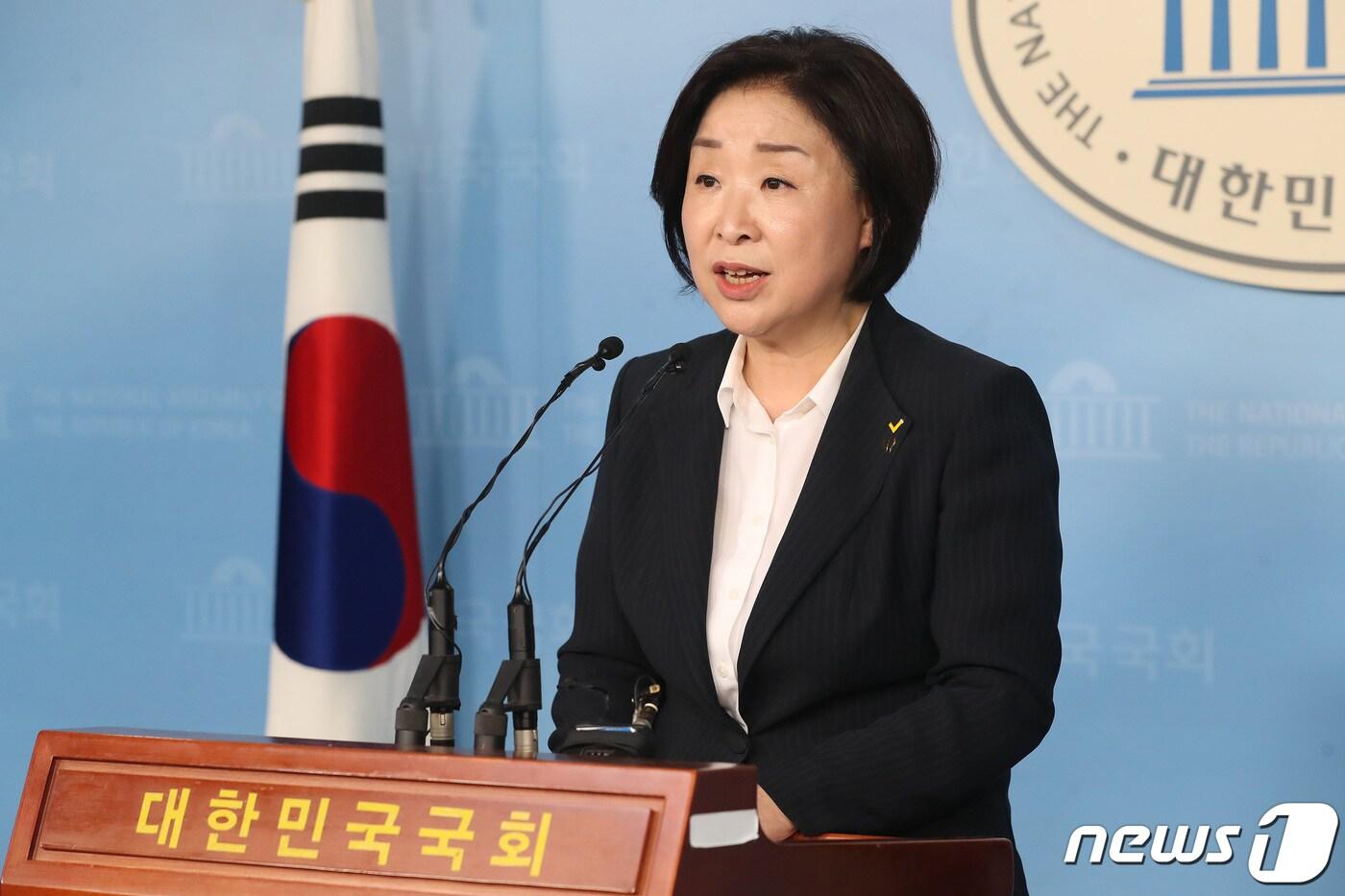 본문 이미지 - 심상정 정의당 대표가 14일 오후 서울 여의도 국회 정론관에서 광복절 특별 기자회견을 하고 있다. 2019.8.14/뉴스1 ⓒ News1 임세영 기자
