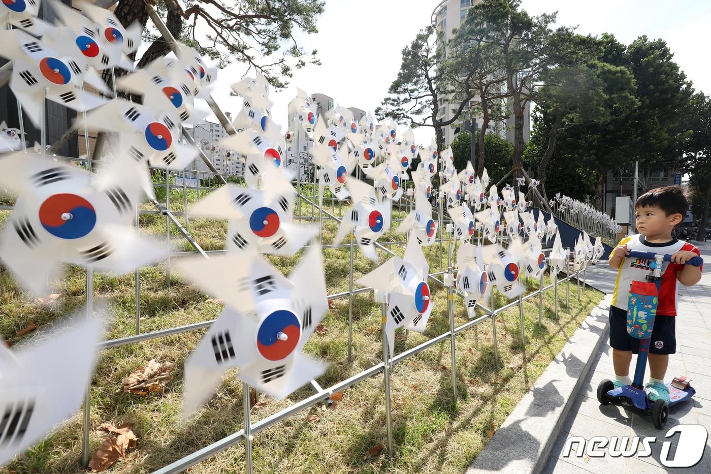 본문 이미지 - 74주년 광복절을 하루 앞둔 14일 오후 대구 수성구 수성동2가 DGB대구은행 본점 앞 열린광장에 태극기 바람개비 600개가 설치돼 시민들의 눈길을 끌고 있다. 2019.8.14/뉴스1 ⓒ News1 공정식 기자