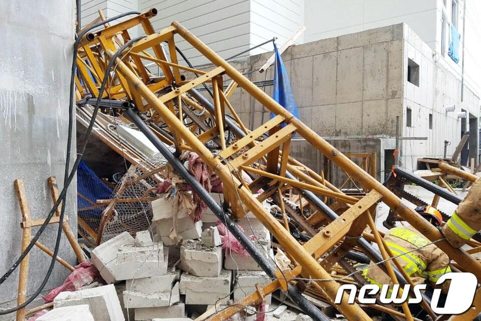 본문 이미지 - 2019년 8월 14일 강원 속초시 조양동 건설용 리트프 추락사고 현장(뉴스1 DB)