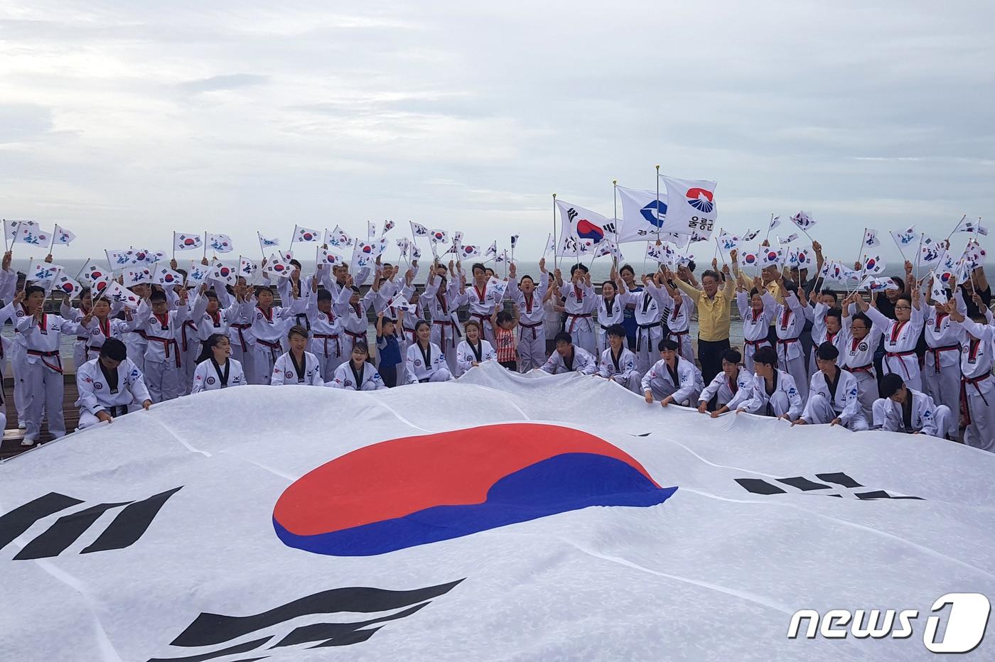 본문 이미지 - 제74주년 광복절인 2019년 8월15일 오전 경북 울릉군 사도항에서 태권도 퍼포먼스가 열렸다. (뉴스1 자료)