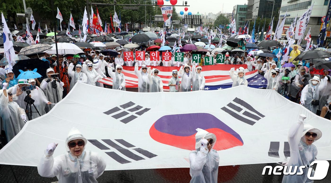 15일 서울 남대문 인근 세종대로에서 열린 박근혜 전 대통령 무죄석방 촉구 집회에서 우리공화당원과 보수시민단체 회원들이 구호를 외치고 있다. 2019.8.15/뉴스1 ⓒ News1 김명섭 기자