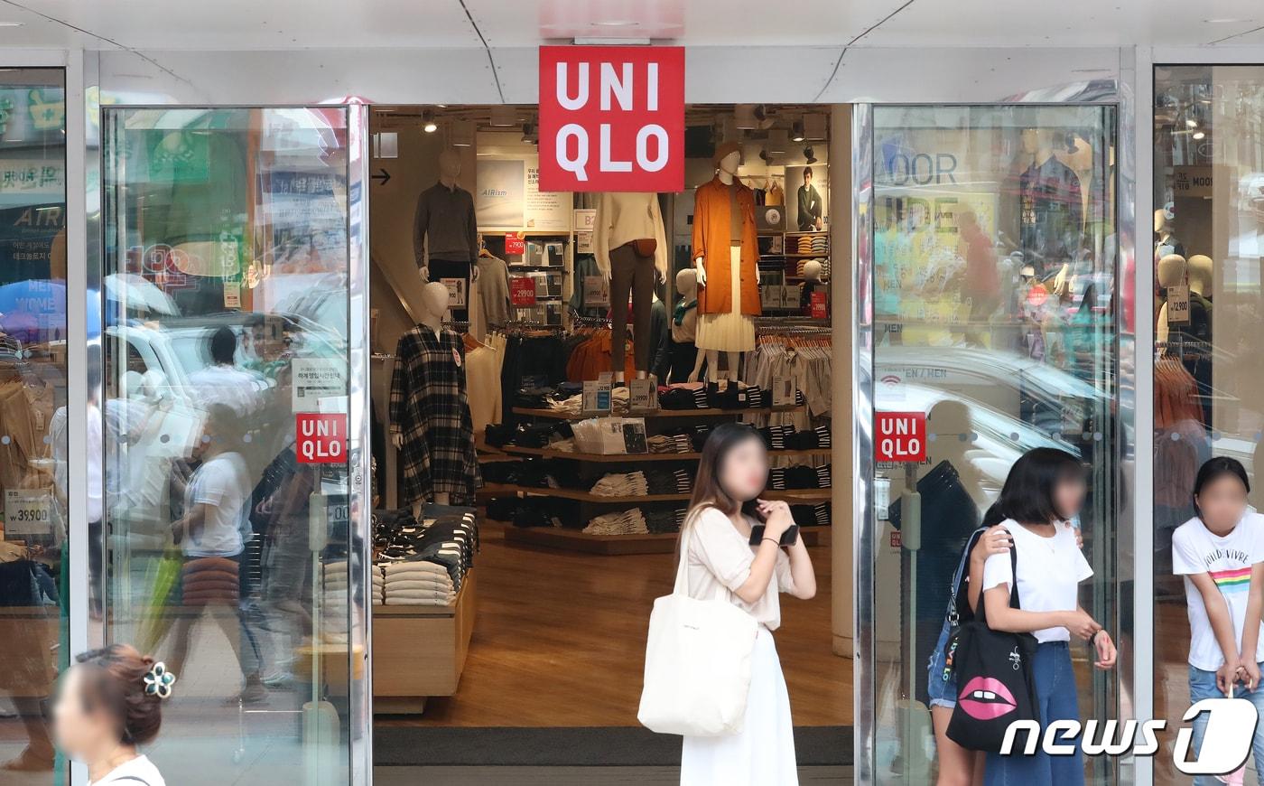 제74주년 광복절인 15일 오후 대구 중구의 한 유니클로 매장에서 손님이 나간 뒤 잠시 열린 자동문 사이로 보이는 내부가 한산한 모습이다. 2019.8.15/뉴스1 ⓒ News1 공정식 기자