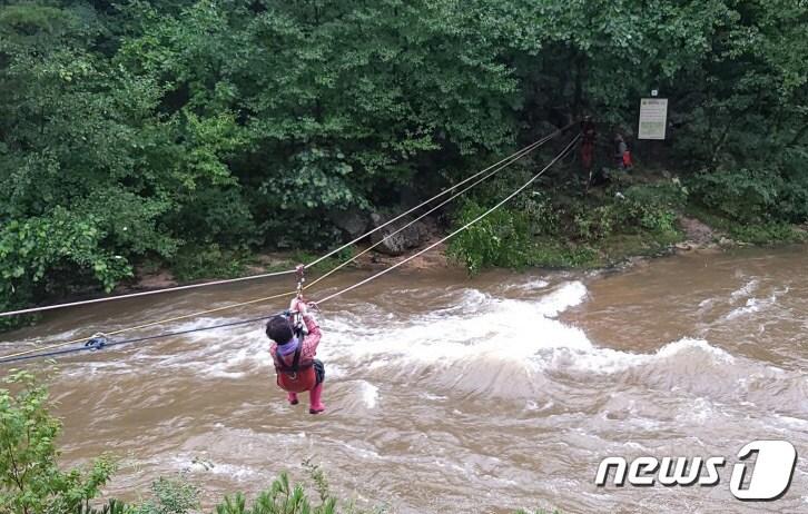 본문 이미지 - 15일 강원도 고성군 토성면 원암리에서 불어난 계곡물로 고립된 주민이 구조되고 있다. (강원도소방본부 제공) 2019.8.15/뉴스1 ⓒ News1