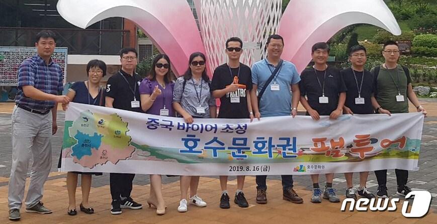 본문 이미지 - 16일 오전 홍천무궁화수목원에서 중국관광 바이어 20여명이 팸투어를 마치고 기념사진을 찍고 있다. (홍천군 제공) 2019.8.16/뉴스1 ⓒ News1 