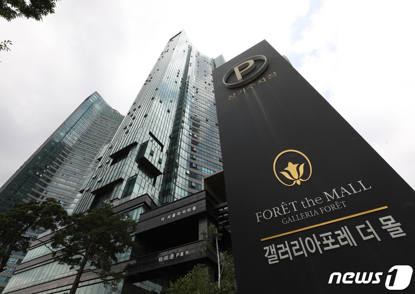 조국 법무부 장관 후보자 가족들이 74억여원 투자를 약정하고 10억5000만원을 투자한 사모펀드 ‘블루코어밸류업1호’와 그 운용사 ‘코링크프라이빗에쿼티’가 법인 등기부등본에 등록된 주소에 존재하지 않는 것으로 나타났다. 사진은 지난 3월부터 최근까지 코링크와 블루코어의 본점으로 등록된 것으로 알려진 서울 성동구 주상복합건물 갤러리아포레 상가의 모습. 2019.8.16/뉴스1 ⓒ News1 신웅수 기자