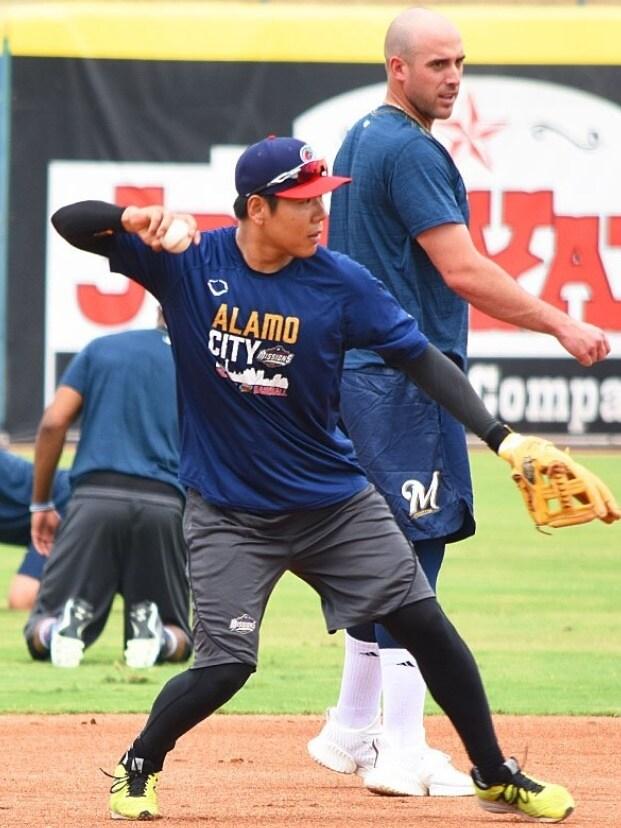 본문 이미지 - 강정호가 밀워키 트리플A팀에서 훈련하는 모습. 조 알렉산더라는 샌 안토니오 지역 언론인이 SNS에 이를 공개했다. 조 알렉산더 SNS 캡처. ⓒ뉴스1