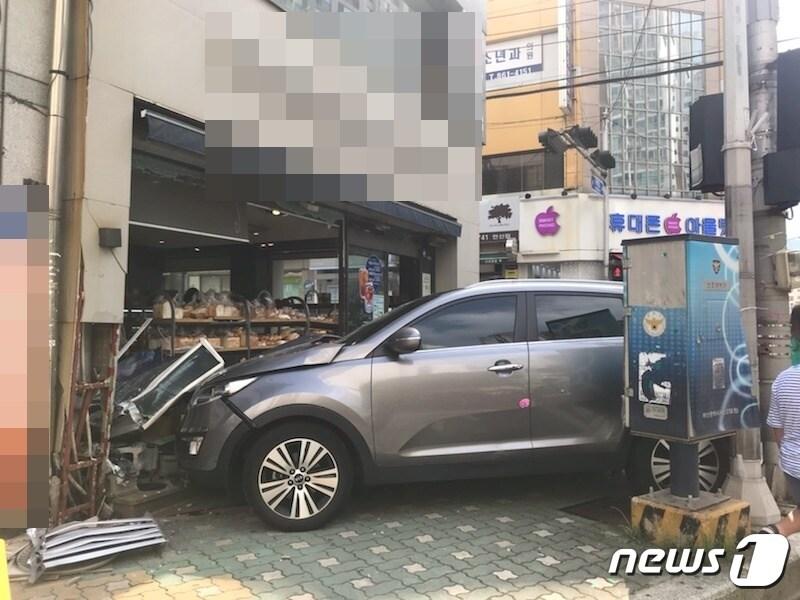 본문 이미지 - 16일 오후 2시50분쯤 부산 연제구 연산동의 한 도로에서 스포티지 한 대가 프랜차이즈 빵집으로 돌진했다. 스포티지가 매장 전면유리를 부수고 멈춰선 모습.(부산지방경찰청 제공)ⓒ 뉴스1
