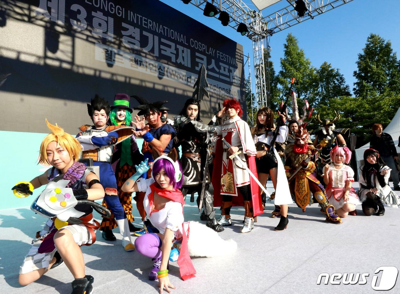 본문 이미지 - 16일 오후 경기 부천 한국만화영상진흥원 앞 야외무대에서 열린 부천국제만화축제에서 경기국제코스프레페스티벌이 진행되고 있다.  2019.8.16/뉴스1 ⓒ News1 정진욱 기자