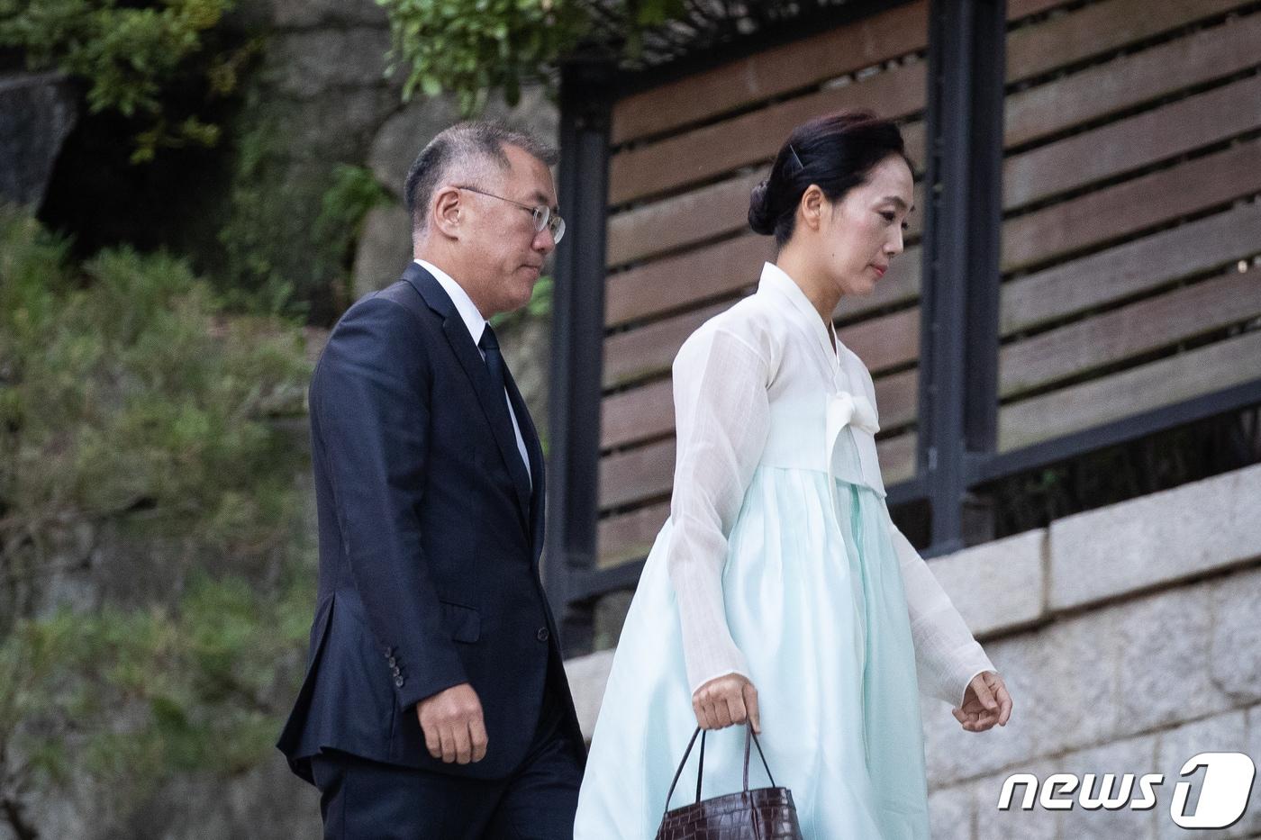 본문 이미지 - 정의선 현대차그룹 수석부회장 내외가 고(故) 정주영 현대그룹 명예회장의 부인 고 변중석 여사의 12주기인 16일 추모제사가 열리는 서울 종로구 청운동 정 명예회장 옛 자택에 들어서고 있다. 2019.8.16/뉴스1 ⓒ News1 유승관 기자