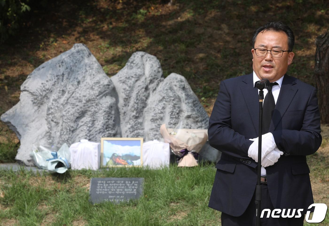 본문 이미지 - 박연수 전 직지원정대장이 17일 오전 청주고인쇄박물관에 위치한 고(故) 민준영(당시 36세)·박종성 대원(당시 42세)의 추모비 앞에서 추모사를 하고 있다. 2019.8.17/뉴스1 ⓒ News1 김용빈 기자
