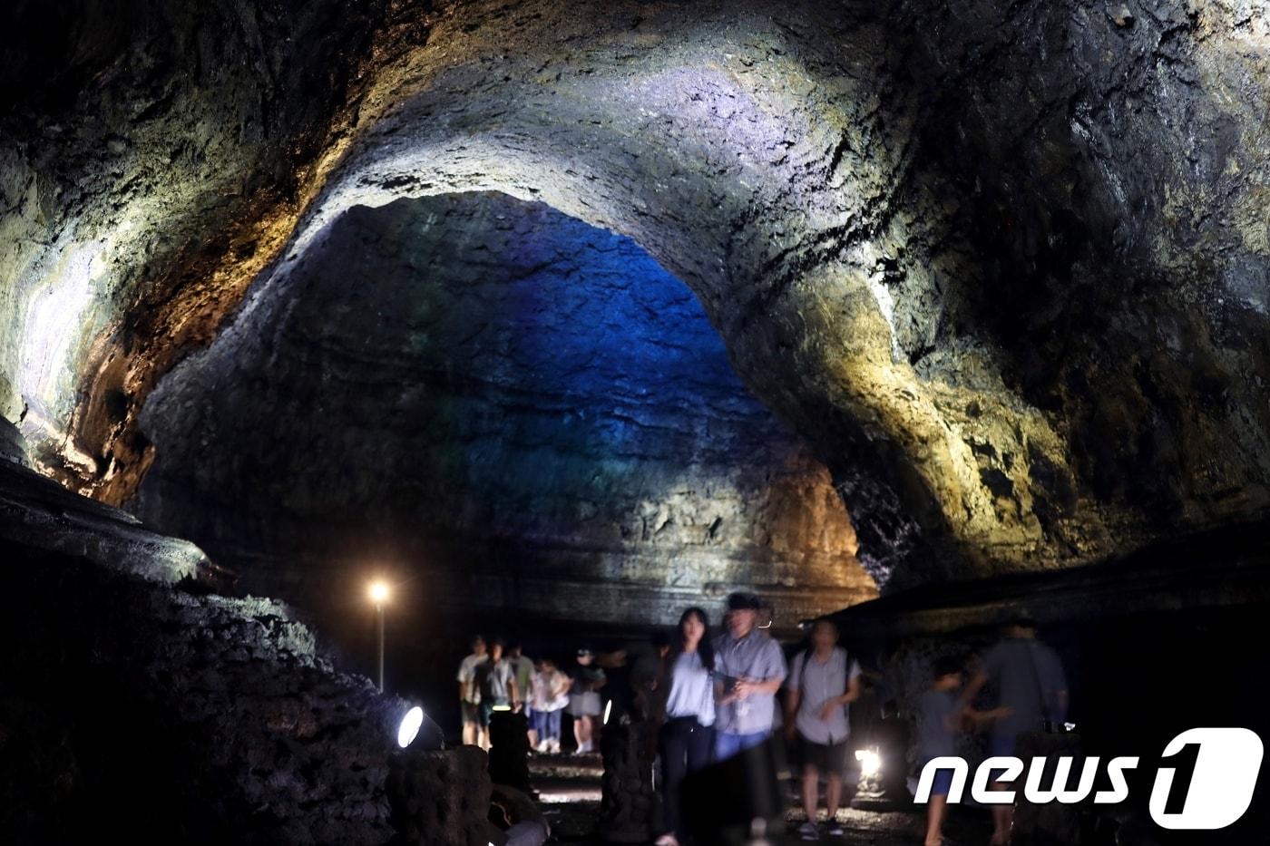 본문 이미지 - '이색 피서지'로 손꼽히는 제주 만장굴은 한여름에도 내부온도가 15~16도까지 내려가 제주도민과 관광객들의 발길이 끊이지 않고 있다.2019.8.17/뉴스1ⓒ 뉴스1