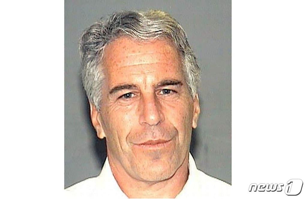 본문 이미지 - 미성년자 성범죄 혐의로 수감 중에 극단적 선택을 한 미국의 억만장자 제프리 엡스타인. ⓒ AFP=뉴스1