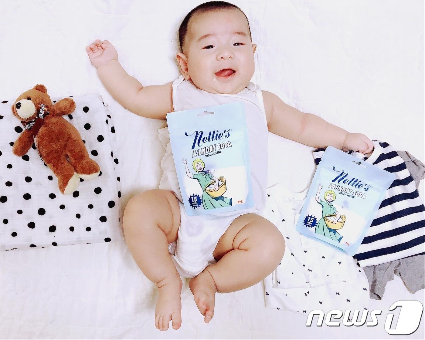 본문 이미지 - 아기모델이 넬리소다 세탁세제와 함께 포즈를 취하고 있다.ⓒ 뉴스1