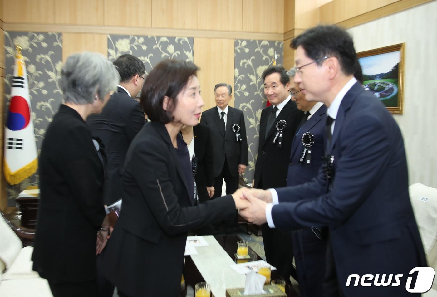 2019년 8월 18일 오전 서울 동작구 국립서울현충원에서 열린 故 김대중 전 대통령 서거 10주기 추도식에 참석한 나경원 자유한국당 원내대표와 김경수 경남도지사가 악수를 나누고 있다. 2019.8.18/뉴스1 ⓒ News1 허경 기자