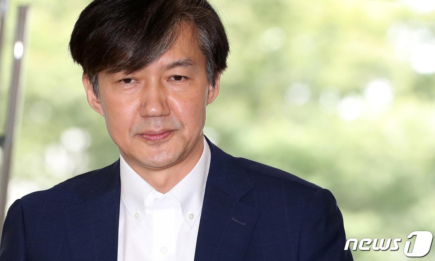 조국 법무부 장관 후보자가 19일 오전 국회 인사청문회 준비를 위해 서울 종로구 적선현대빌딩에 마련된 사무실로 출근하고 있다. 2019.8.19/뉴스1 ⓒ News1 이승배 기자