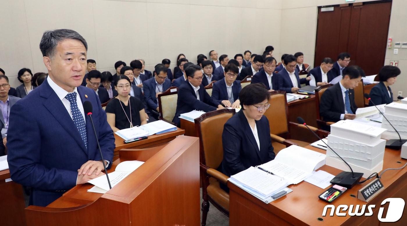 본문 이미지 - 박능후 보건복지부 장관이 19일 서울 여의도 국회에서 열린 보건복지위원회 전체회의에서 제안설명을 하고 있다. 이날 회의에서는 2018회계연도 예비비지출 승인의 건 등을 논의했다. 2019.8.19/뉴스1 ⓒ News1 김명섭 기자