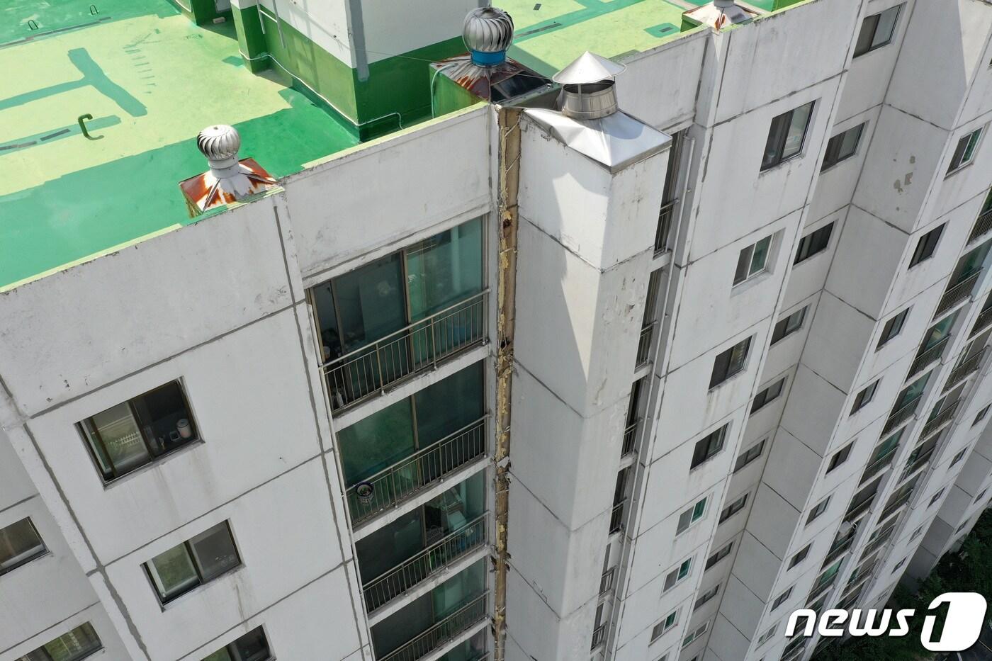 19일 오전 경기도 수원시 권선구의 한 아파트 벽면에 균열이 가 있다. 지난 18일 발생한 균열로 해당 동에 거주하는 주민들이 긴급 대피했으며 안전기술사와 수원시 관계자들이 육안으로 비상점검한 결과 아파트 7~15층 구간에서 본 건물과 환기구조물 사이의 이음 부분이 떨어져 18㎝ 가량 틈이 생긴 것으로 확인됐다. 2019.8.19/뉴스1 ⓒ News1 조태형 기자