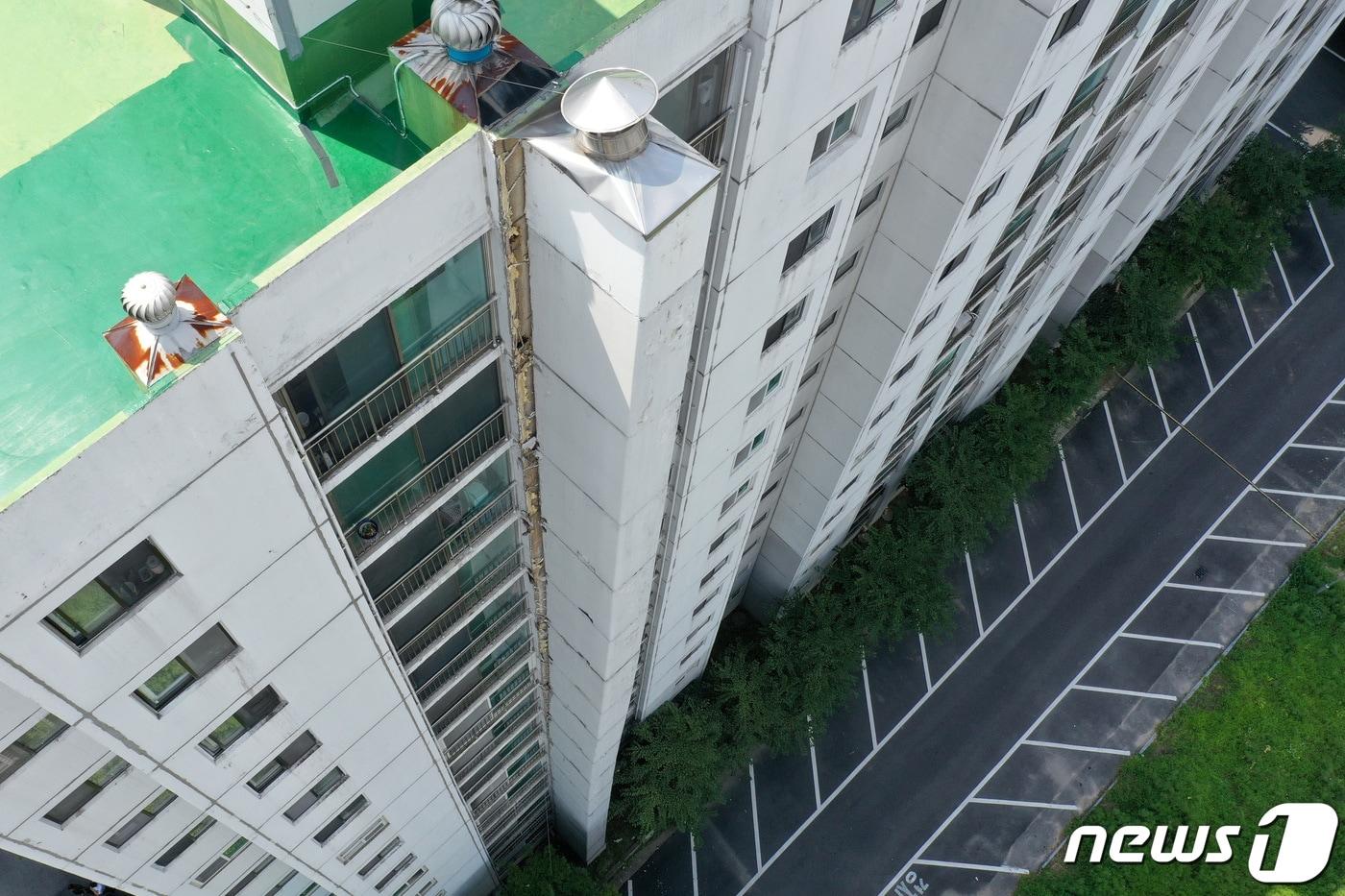 19일 오전 경기도 수원시 권선구의 한 아파트 벽면에 균열이 가 있다. 지난 18일 발생한 균열로 해당 동에 거주하는 주민들이 긴급 대피했으며 안전기술사와 수원시 관계자들이 육안으로 비상점검한 결과 아파트 7~15층 구간에서 본 건물과 환기구조물 사이의 이음 부분이 떨어져 18㎝ 가량 틈이 생긴 것으로 확인됐다. 2019.8.19/뉴스1 ⓒ News1 조태형 기자