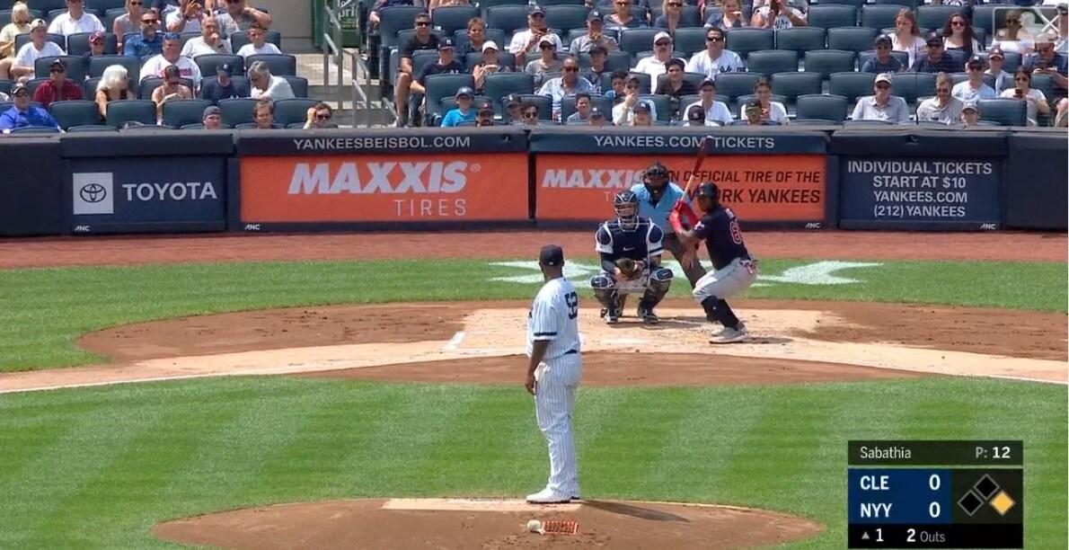 본문 이미지 - 클리블랜드 인디언스 야시엘 푸이그가 19일(한국시간) 리틀야구 월드시리즈에서 나온 쭈그려 앉는 타격폼을 따라하고 있다.(MLB TV 캡쳐)ⓒ 뉴스1