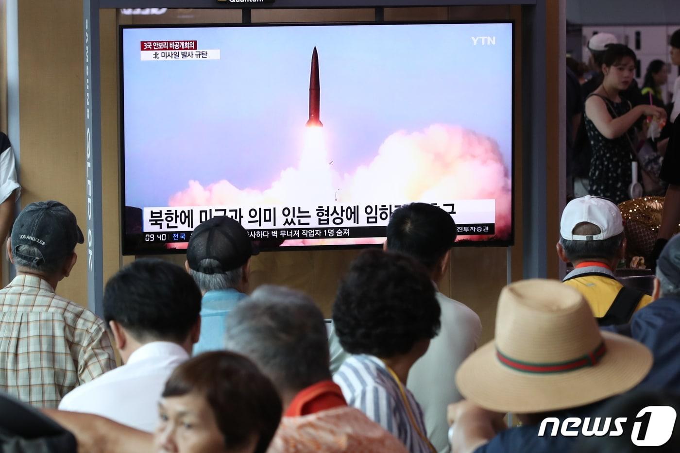 본문 이미지 - 2일 서울역에서 시민들이 북한의 단거리 발사체 발사 관련 뉴스를 지켜보고 있다.  2019.8.2/뉴스1 ⓒ News1 오대일 기자