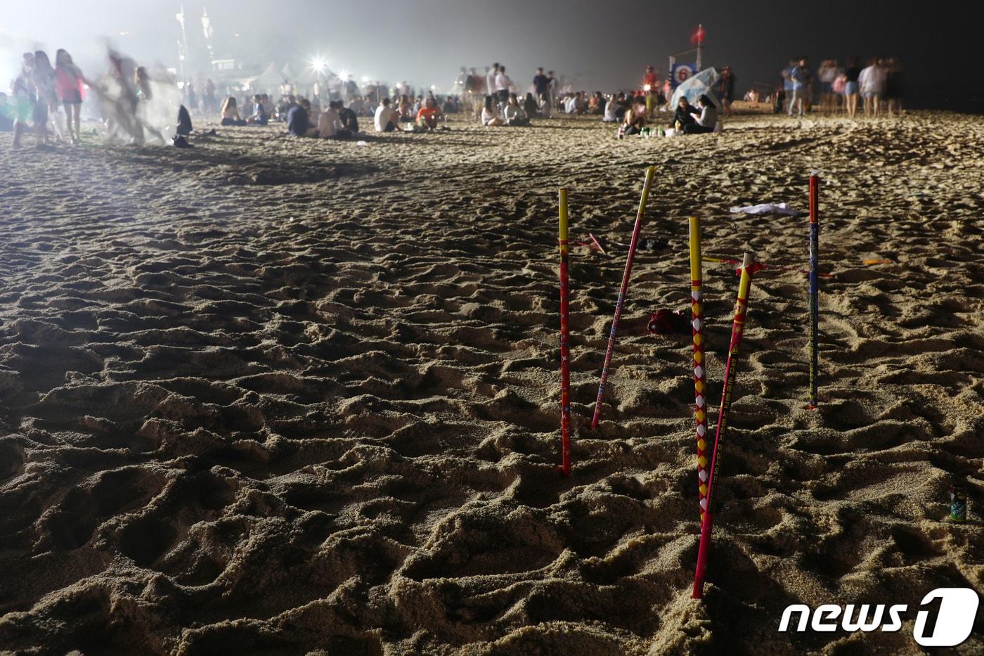 지난 1일 강릉 경포해변에서 관광객들이 쓰고 버린 폭죽이 모래사장에 꽂혀 있다.2019.08.01/뉴스1 ⓒ News1 이찬우 기자