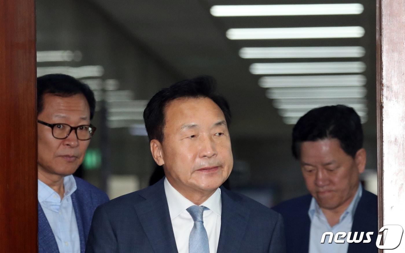 본문 이미지 - 손학규 바른미래당 대표가 2일 서울 여의도 국회에서 일본 정부의 우리나라 화이트리스트(수출 심사 우대국) 제외 관련 기자회견을 하러 입장하고 있다. 2019.8.2/뉴스1 ⓒ News1 김명섭 기자