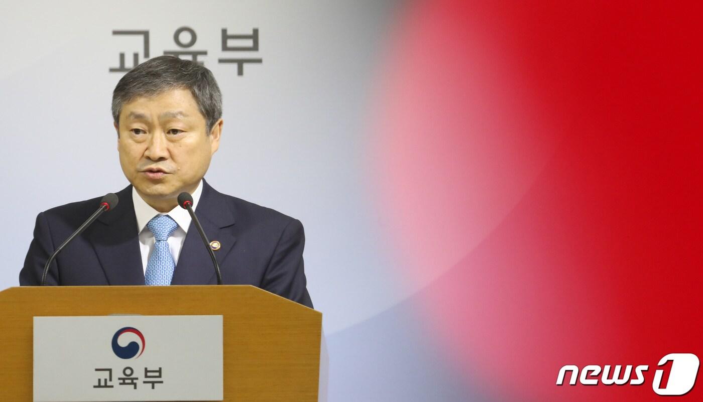 본문 이미지 - 박백범 교육부 차관이 2일 정부세종청사 교육부 브리핑실에서 서울·부산 자사고 지정취소 동의신청 검토결과를 발표하고 있다. 교육부는 특수목적고 등 지정위원회를 통해 지정취소 절차 및 평가지표 내용의 적법성, 적정성 등을 심의한 결과 서울 9개교와 부산 1개교의 자사고 지정취소를 동의한다고 밝혔다.2019.8.2/뉴스1 ⓒ News1 장수영 기자