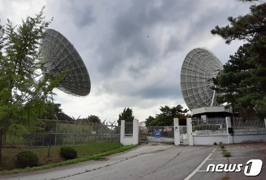 본문 이미지 - 충북 보은군 마로면 적암리 kt sat 보은위성센터가 수년째 흉물로 방치되고 있다. 이 위성센터는 1985년 3월 개국했으나 해저 광케이블이 발달하면서 기능과 활용도가 떨어지고, 수익 창출이 되지 않자 2013년 10월 중계업무를 중단하고 문을 닫았다.2019.08.02. ⓒ News1 김기준 기자