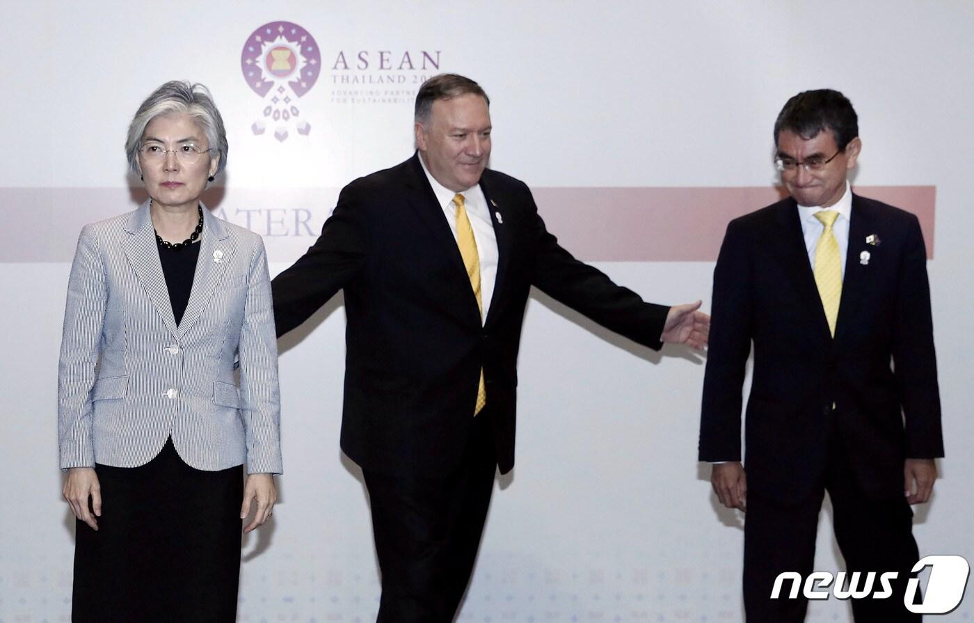 본문 이미지 - 강경화 외교부 장관이 2일 오후(현지시간) 방콕 센타라 그랜드호텔에서 마이크 폼페이오 미국 국무부 장관, 고노 다로 일본 외무상과 외교장관회담을 마치고 기념촬영을 했다. 폼페이오 장관이 기념촬영 후 강경화 장관과 고노 다로 외무상을 향해 손짓을 하고 있다.2019.8.2/뉴스1 ⓒ News1 이광호 기자