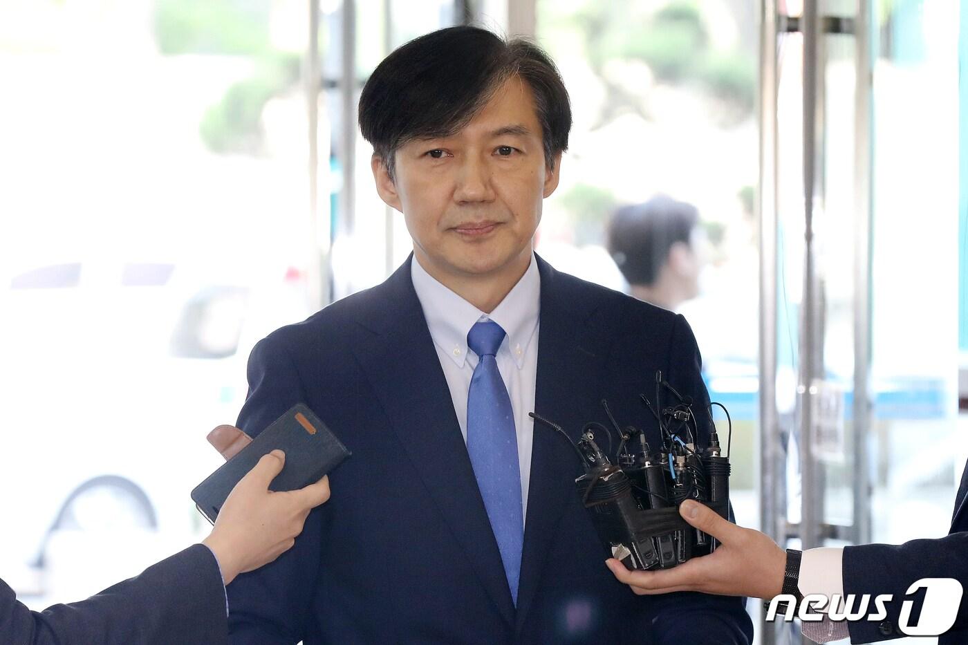 본문 이미지 - 조국 법무부 장관 후보자가 20일 오전 서울 종로구 적선현대빌딩에 마련된 국회 인사청문회 준비 사무실로 출근하며 취재진의 질문을 받고 있다. ⓒ News1 민경석 기자