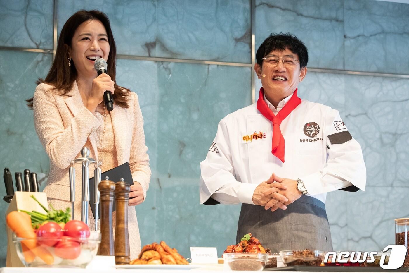 본문 이미지 - 방송인 이경규가 20일 서울 중구 플라자호텔에서 열린 신메뉴 '이경규 치킨' 발표 기자간담회에서 김주희 전 아나운서와 쿠킹토크를 진행하고 있다. 2019.8.20/뉴스1 ⓒ News1 유승관 기자