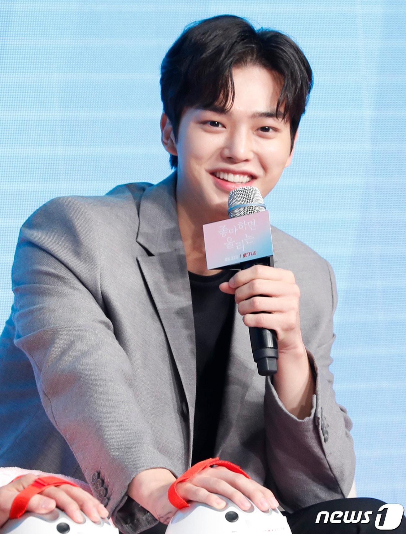 본문 이미지 - 배우 송강이 20일 오전 서울 동대문 JW 메리어트 호텔에서 열린 넷플릭스 오리지널 시리즈 '좋아하면 울리는' 제작 발표회에 참석해 '거짓말 탐지기'를 하고 있다. 2019.8.20/뉴스1 ⓒ News1 권현진 기자