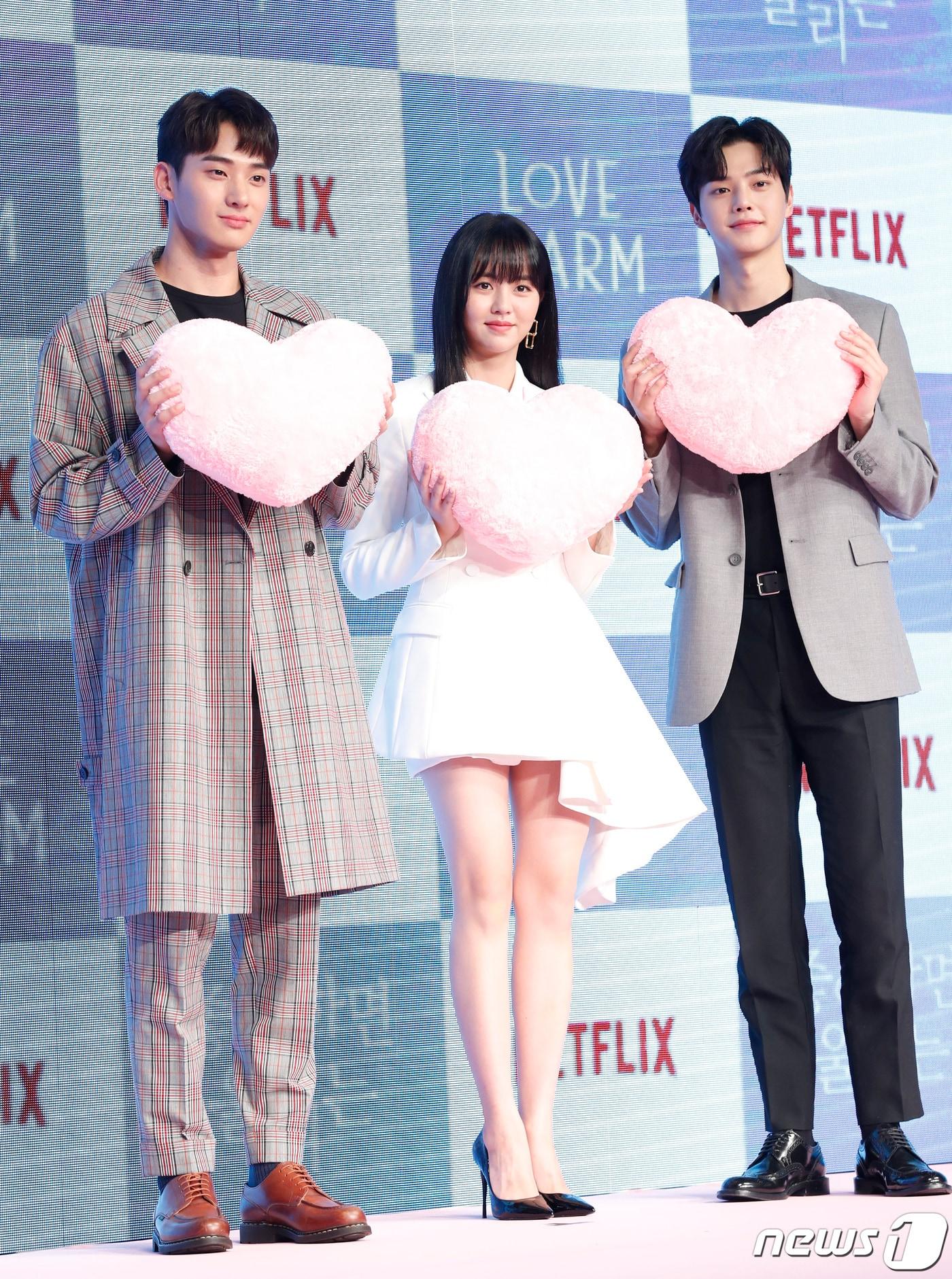 본문 이미지 - 배우 정가람(왼쪽부터), 김소현, 송강이 20일 오전 서울 동대문 JW 메리어트 호텔에서 열린 넷플릭스 오리지널 시리즈 '좋아하면 울리는' 제작 발표회에 참석해 포즈를 취하고 있다. '좋아하면 울리는'은 좋아하는 사람이 반경 10m 안에 들어오면 알람이 울리는 '좋알람' 어플이 개발되고, 알람을 통해서만 마음을 표현할 수 있다고 여겨지는 세상에서 펼쳐지는 세 남녀의 투명도 100% 로맨스를 그렸다. 2019.8.20/뉴스1 ⓒ News1 권현진 기자