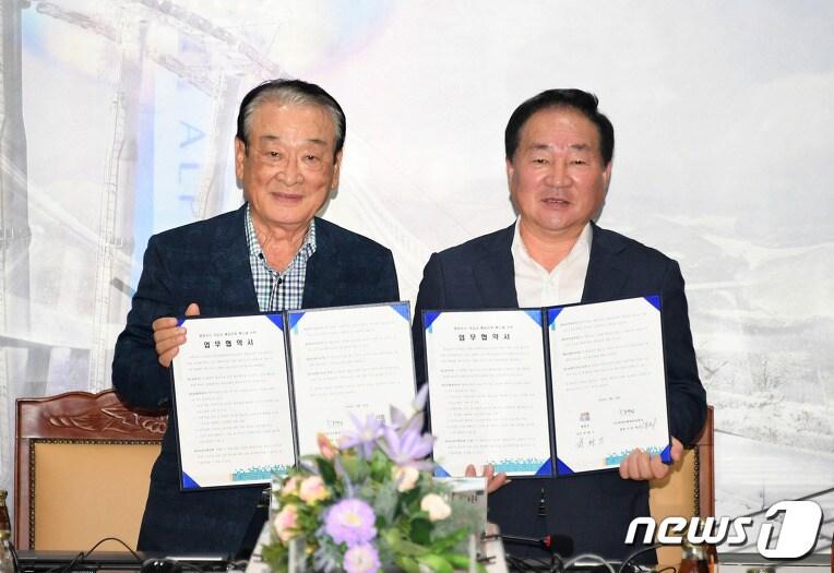 본문 이미지 - 20일 한왕기 평창군수(오른쪽)와 이순재 ㈔한반도평화네트워크 총재가 평창군청 소회의실에서 평화유산 계승과 통일문화 확산을 위한 업무협약을 체결한 후 기념촬영하고 있다.(평창군 제공).2019.8.20/뉴스1 ⓒ 뉴스1