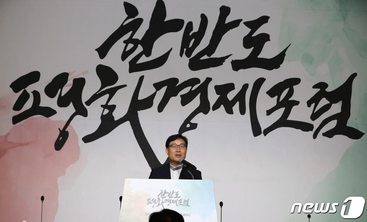 본문 이미지 - 정인성 한반도평화경제포럼 이사장이 20일 서울 여의도 전경련센터에서 '한반도평화경제포럼 창립세미나'에서 환영사를 하고 있다. 이날 세미나는 남북 경제교류 및 협력 확대에 따른 '신한반도 체제'에서의 평화경제 실현을 위해 출범하는 민관 거버넌스 '한반도평화경제포럼'의 출범을 공식적으로 알리는 자리이다. 2019.8.20/뉴스1 ⓒ News1 허경 기자