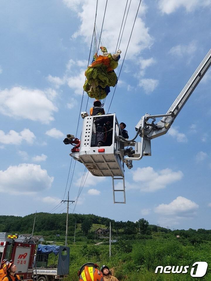 본문 이미지 - 20일 고압선에 매달린 패러글라이더들이 구조되고 있다..(충북소방본부 제공)ⓒ 뉴스1
