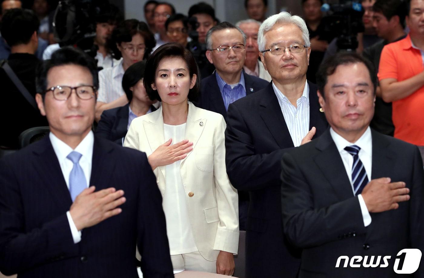 본문 이미지 - 20일 오후 서울 중구 태평로 한국프레스센터 국제회의장에서 열린 대한민국 위기극복 대토론회에서 정병국 바른미래당 의원(왼쪽부터), 나경원 자유한국당 원내대표와 정의화 전 국회의장, 김병준 전 자유한국당 비대위원장이 국민의례를 하고 있다. ⓒ News1 박정호 기자
