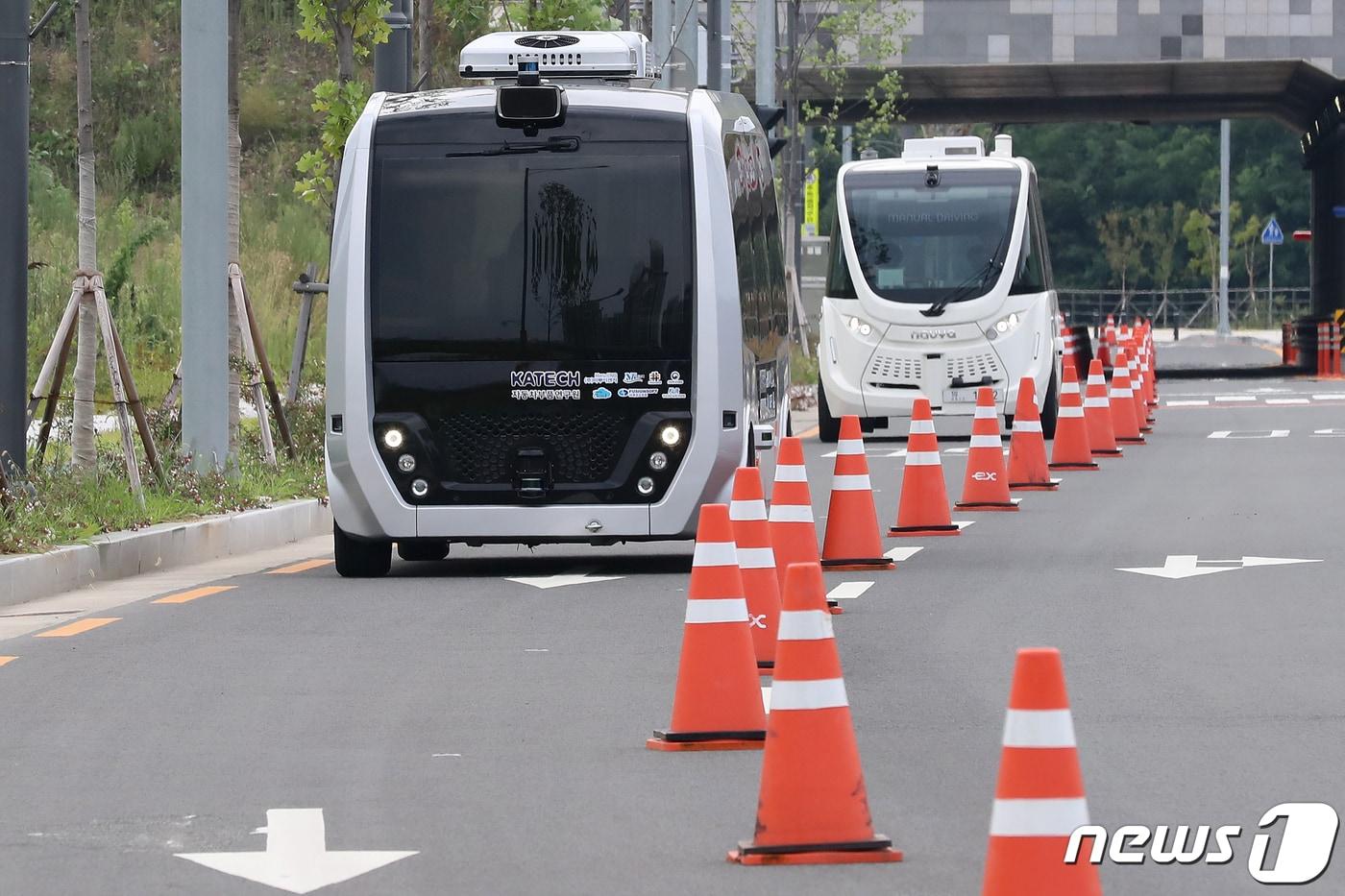 본문 이미지 - 국토교통부가 공모한 '2023 지역주도형 스마트시티 규제샌드박스 지원사업'에 '동성로 일대 aDRT'(자율주행 수용응답형 교통수단) 사업이 선정돼 내년 동성로에 자율주행차가 운행된다. 사진은 자율주행 셔틀버스. (사진은 기사 내용과 무관함) 뉴스1 ⓒ News1 자료 사진