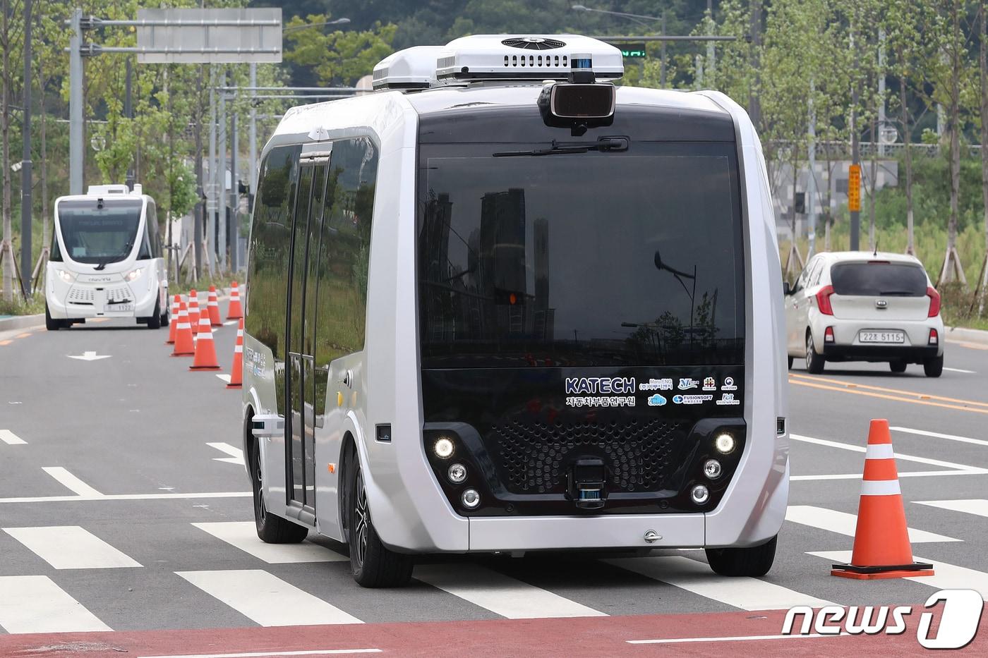 대구 수성알파시티 도로에서 자동차부품연구원이 개발한 자율주행 셔틀버스 '카모(KAMO·앞쪽)'와 ㈜스프링클라우드의 '스프링카(Spring Car)'가 시험 운행하고 있다.2019.8.20/뉴스1 ⓒ News1 공정식 기자
