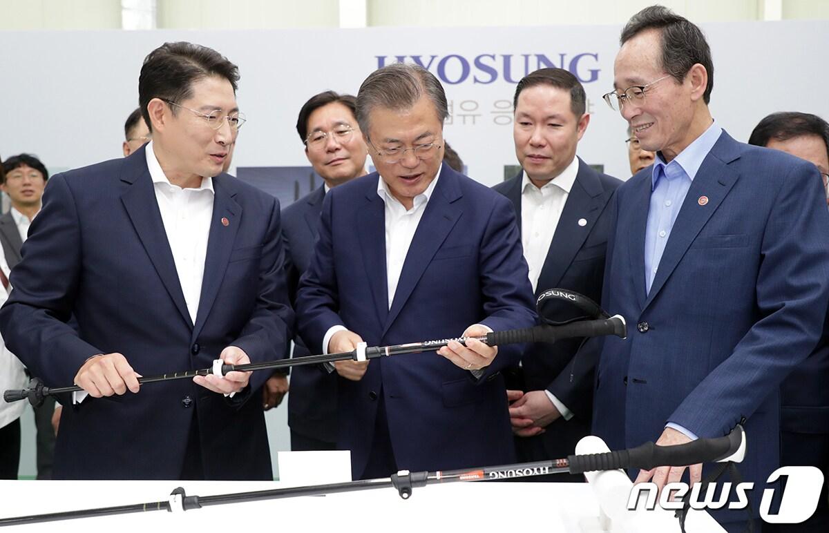 본문 이미지 - 문재인 대통령이 20일 오후 전북 전주시 효성첨단소재 전주공장에서 열린 탄소섬유 신규투자 협약식 후 조현준 효성 회장의 설명을 들으며 탄소섬유 활용 제품을 살펴보고 있다. (청와대 제공) 2019.8.20/뉴스1