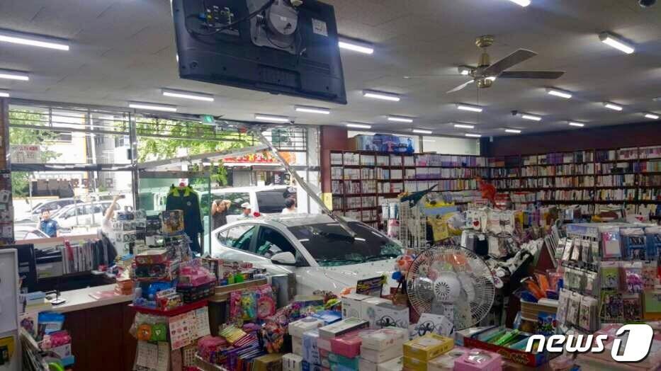 본문 이미지 - 20일 오후 3시20분쯤 대구 달서구 이곡동에서 A씨가 몰던 승용차가 문구점으로 돌진하는 사고가 발생했다. (대구경찰청 제공) 2019.8.20 /ⓒ 뉴스1