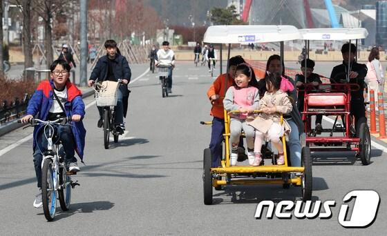 본문 이미지 - 엑스포시민광장에서 시민들이 여가를 보내고 있다. ⓒ 뉴스1