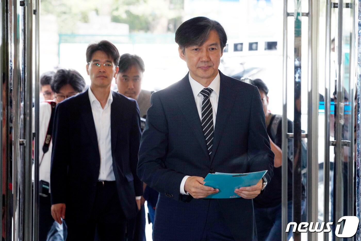 본문 이미지 - 조국 법무부 장관 후보자가 21일 오전 인사청문회 준비를 위해 서울 종로구에 마련된 사무실로 출근하고 있다. 2019.8.21/뉴스1 ⓒ News1 안은나 기자