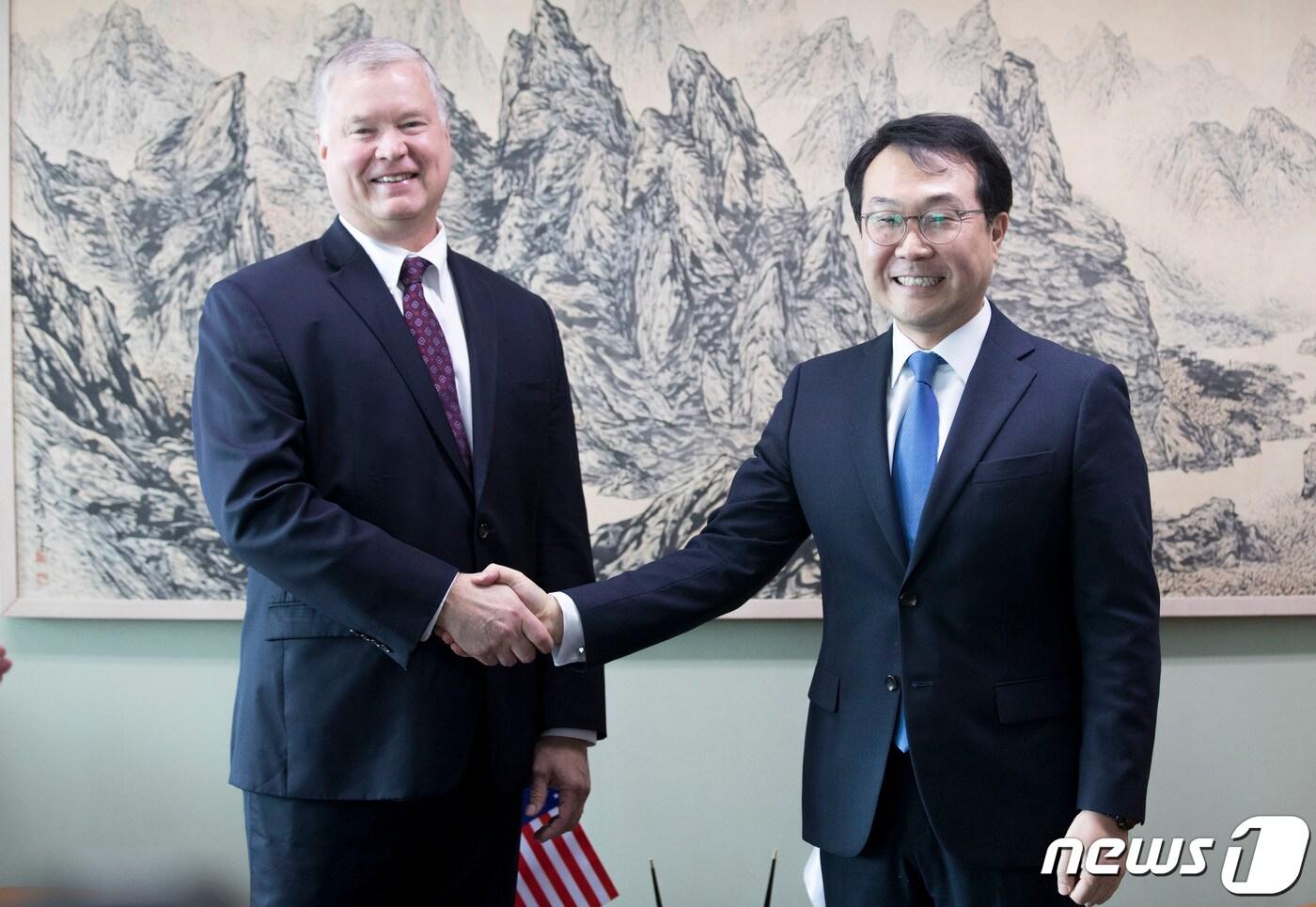 본문 이미지 - 이도훈 외교부 한반도평화교섭본부장이 21일 오전 서울 종로구 외교부 청사에서 열린 한미 북핵 수석대표 협의 전 스티븐 비건 미 국무부 대북정책특별대표와 악수를 하고 있다. 2019.8.21/뉴스1 ⓒ News1 이재명 기자