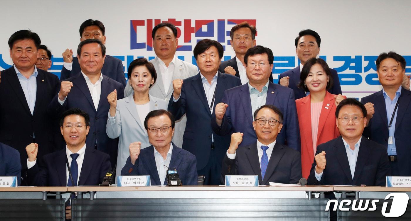 이해찬 더불어민주당 대표와 최고위원 등 참석자들이 21일 오전 충남 공주시 솔브레인 공주공장 두드림센터 3층 대회의실에서 열린 현장최고위원회의에 앞서 기념사진을 찍고 있다. 2019.8.21/뉴스1 ⓒ News1 주기철 기자