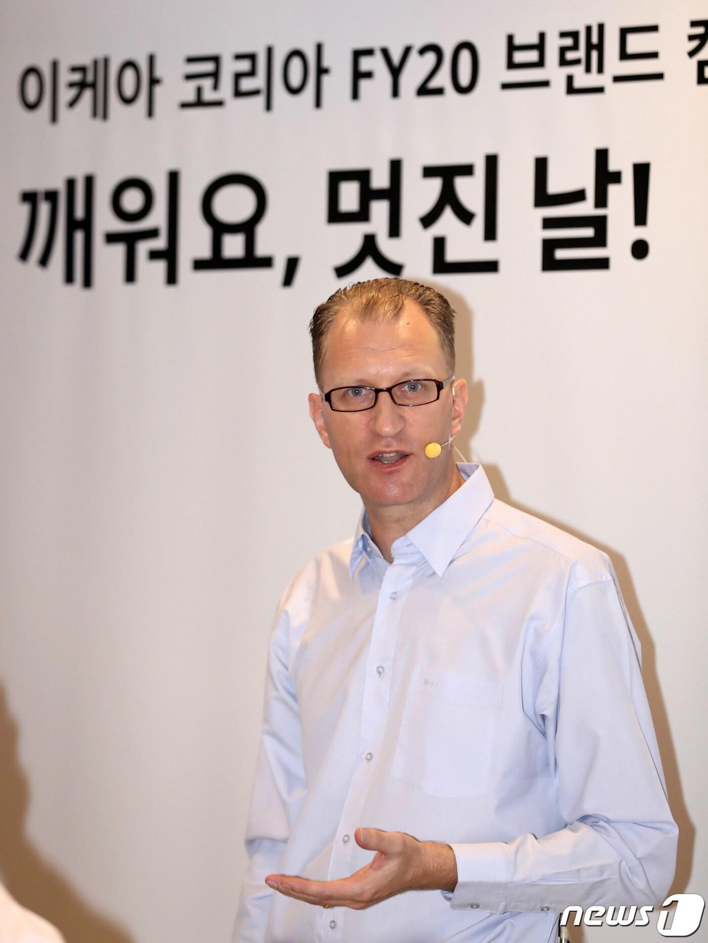 본문 이미지 - 프레드릭 요한손 이케아 코리아 대표가 21일 오전 강남구 이케아 팝업 전시 공간에서 열린 신규 브랜드 캠페인 '깨워요, 멋진날!' 발표 간담회에서 인사말을 전하고 있다. 이케아 코리아는 2020년 회계연도 신규 브랜드 캠페인인 '깨워요, 멋진 날!'을 통해 더 많은 사람들이 홈퍼니싱을 통해 쉽고 편리하게 각자의 니즈에 맞는 수면 환경을 조성하고, 보다 상쾌한 일상을 맞이하여 더 행복한 집을 만들 수 있도록 집중할 계획이라 밝혔다. 2019.8.21/뉴스1 ⓒ News1 이동해 기자