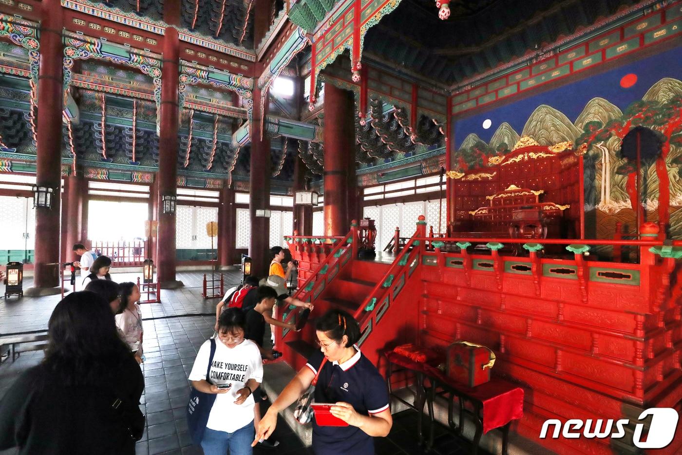 지난해 서울 종로구 경복궁 근정전에서 '근정전 내부 특별관람'을 신청해 선정된 시민들이 내부를 둘러보고 있다. /뉴스1 ⓒ News1 민경석 기자